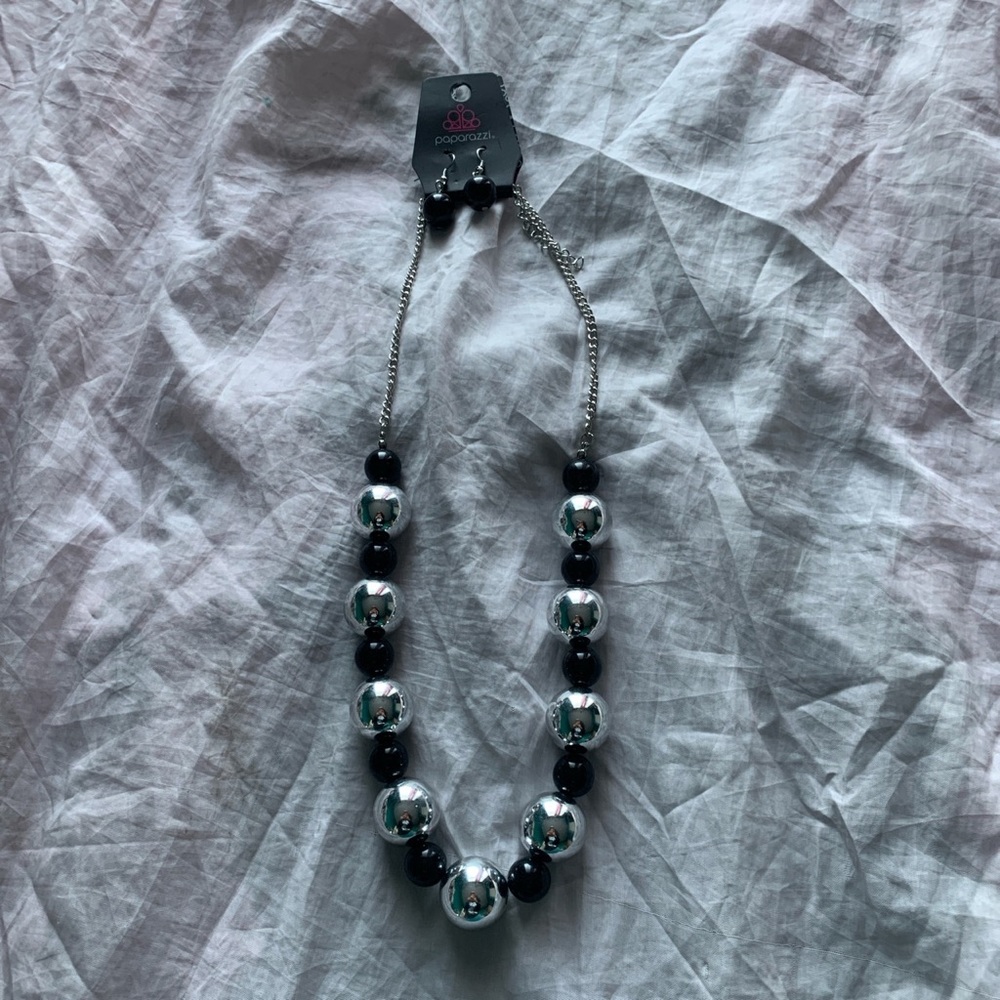 Paparazzi black and silver bead necklace